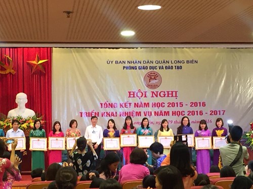 Trường mầm non Hoa Mai vinh dự được  Chủ tịch Ủy ban nhân dân Thành phố tặng  danh hiệu “Tập thể lao động xuất sắc” năm học 2015-2016